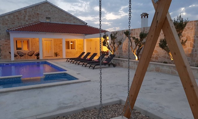 Policnik House | Rural Villa with a Pool near Zadar