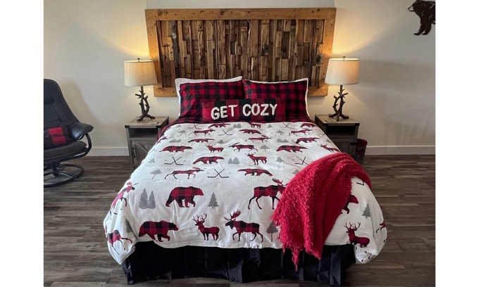 Lone Butte Apartment | Rustic 1 Bdrm Suite, Lakeside - Bear Cave