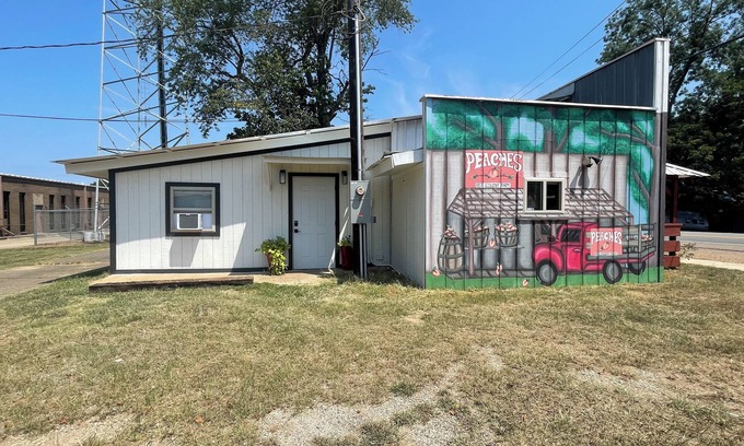 Lockesburg Apartment | Rustic 1-bedroom apartment with AC and WiFi in pleasant Lockesburg