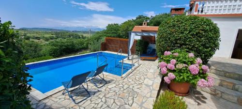 Razanac Apartment | Rustic Apartment Mariva