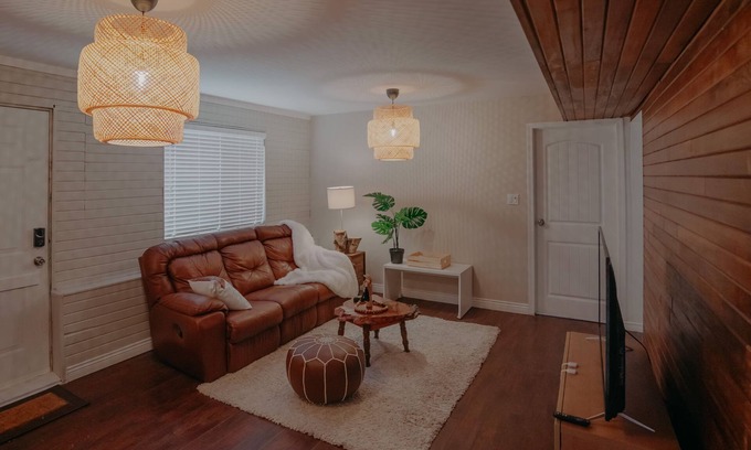 Surrey House | Rustic Aurora- Free Parking & Free WIFI(2 mins away from Downtown Surrey)