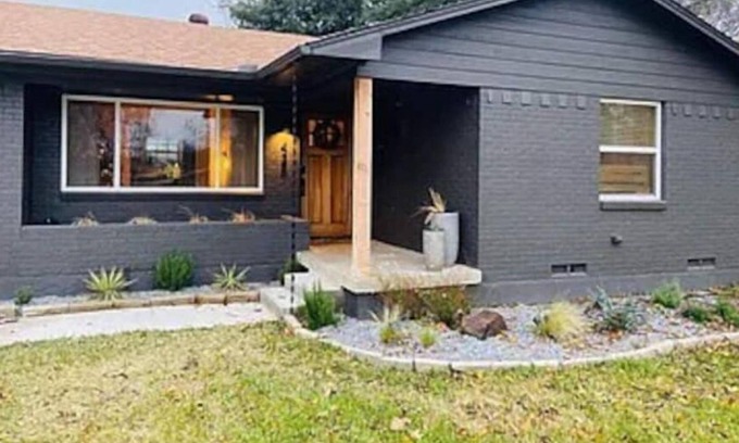 Richardson House | Rustic Boho Home in Richardson with Hot Tub!