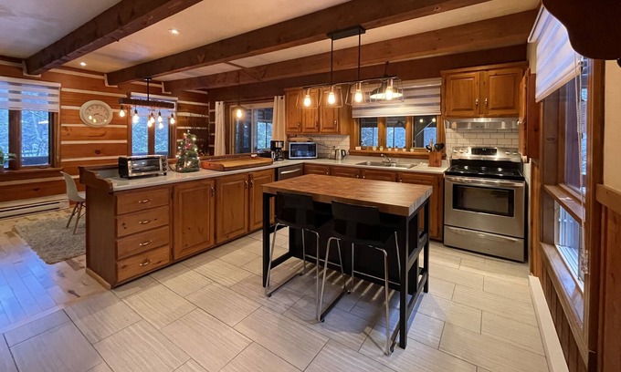Saint-Faustin-Lac-Carre Cabin | Rustic log cabin with fireplace.