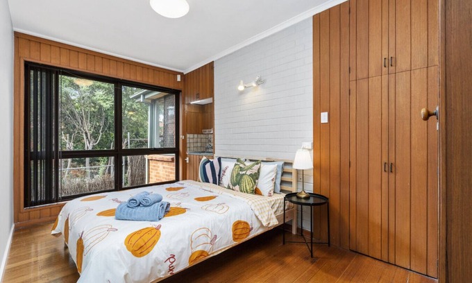 Yarralumla House | Rustic Charm by the Lake, Embassies & Parliament