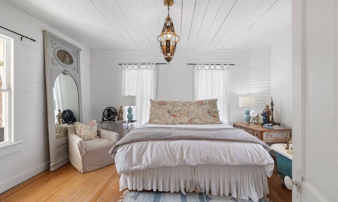 Warrenton House | Rustic Charm in our Quaint Round Top Farmhouse!