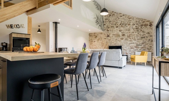 Nort-sur-Erdre Cottage | Rustic Charm: Renovated Barn near Nantes with Garden & Canal Access