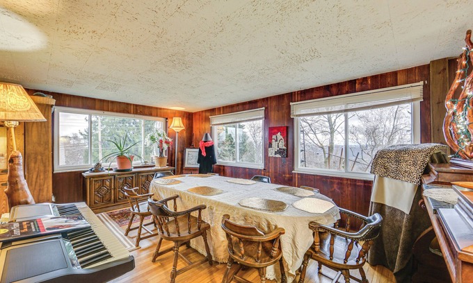 West Mifflin House | ‘Rustic Chic’ Retreat: 4 Mi to Kennywood!