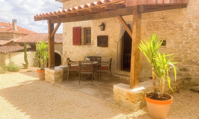 Montcabrier House | Rustic country house with courtyard and spa bath