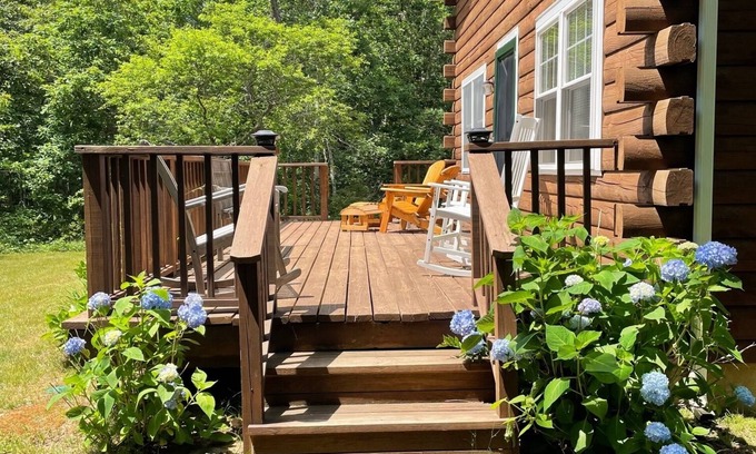 Katama Cabin | Rustic Cozy Log Cabin