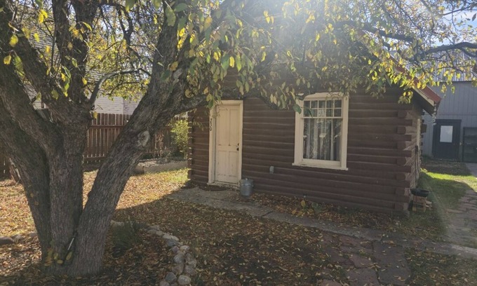 Eagle Cabin | Rustic Cozy Mountain Cabin. Nostalgic with mountain views. 20 Min to Ski Resort