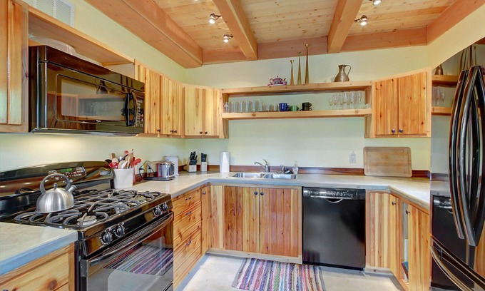 Sagle Cabin | Rustic, dog-friendly cabin with wood-burning stove, lake & mountain views