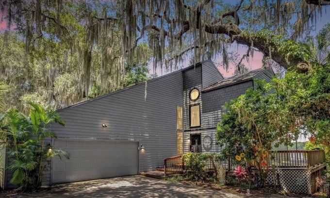 Umatilla House | Rustic Enchanted Forest- A Nature Lover’s Retreat with lake, pool, and hot tub