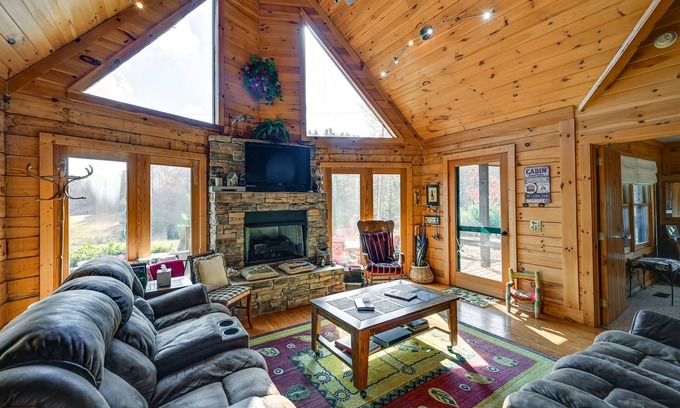 Fancy Gap Cabin | Rustic Fancy Gap Cabin w/Blue Ridge Parkway Views