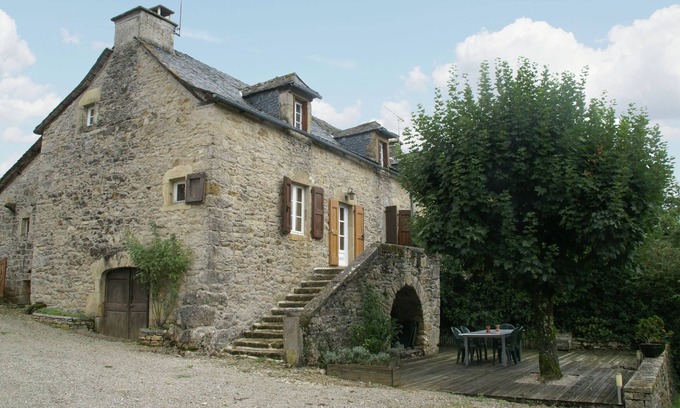 Pierrefiche House | Rustic Holiday Home in Saint-Geniez-d'Olt with a Garden