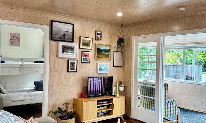 Te Anau Cabin | Rustic Kiwi Bach by the Lake