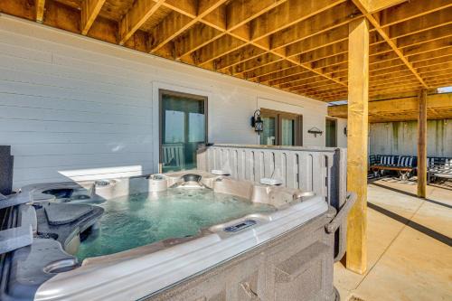 Greenfield Apartment | Rustic Missouri Vacation Rental with Hill Views!