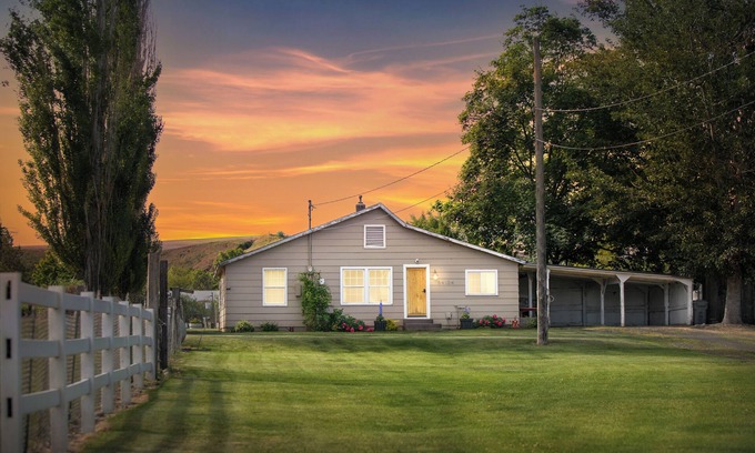 Milton-Freewater Other | Rustic modern farmhouse. Enjoy the peace and privacy of Uribe farm.