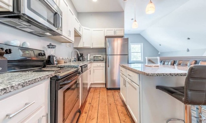 Old Orchard Beach Apartment | Rustic-Modern Barn Retreat Near OOB Beach & Pier