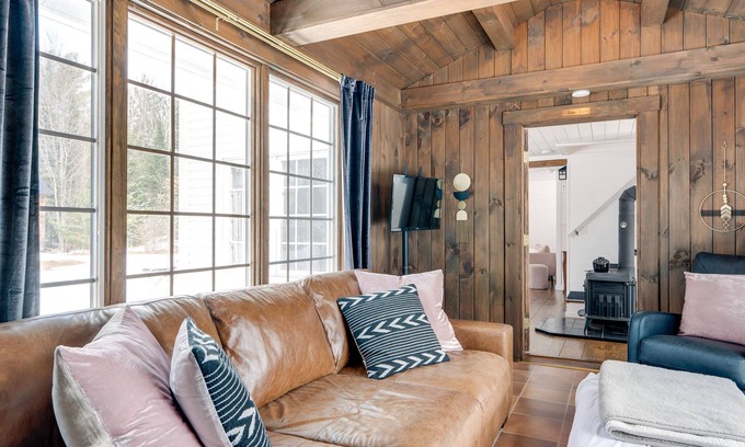 Guildhall House | Rustic Mountain-View Farmhouse on 159 Acres