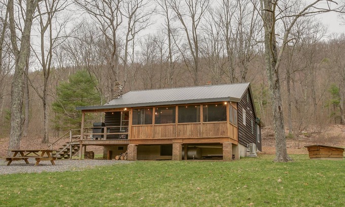 Woodward Cabin | Rustic Pines Retreat | Fire Pit, Covered Porch + More!