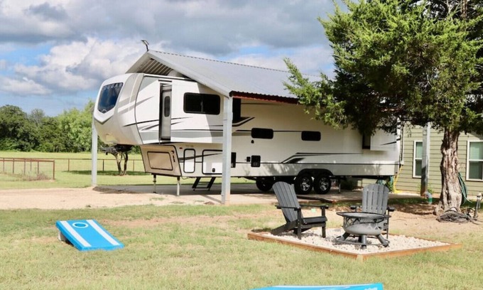 Smithville House | Rustic Ranch RV Escape