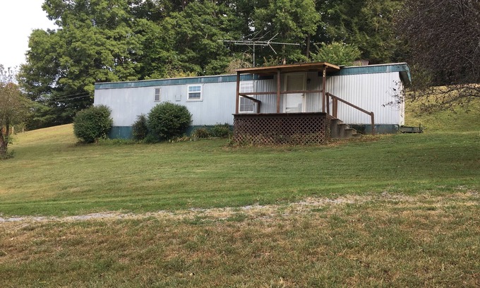 Speedwell House | Rustic Retreat Space on Farm Setting 10 Minutes from LMU