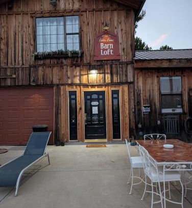Squaw Valley Apartment | Rustic Rooms Barn Loft (Upstairs Studio Apartment) Near Kings Canyon & Sequoia National Parks