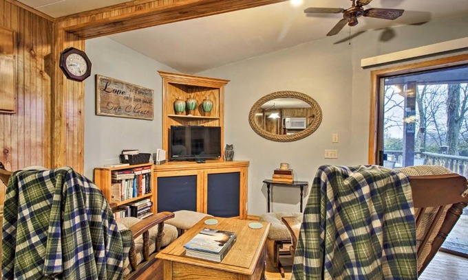 Umber View Heights House | Rustic Stockton Lake Cabin Half Mile to Boat Ramp!