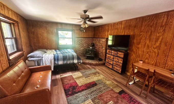 Berkeley Springs Cabin | Rustic Tabor Woods Cabin near Cacapon State Park w/Patio, Grill