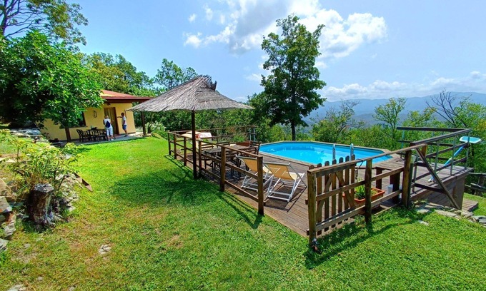 Licciana Nardi Villa | Rustico farmhouse with garden and swimming pool in a hilly area