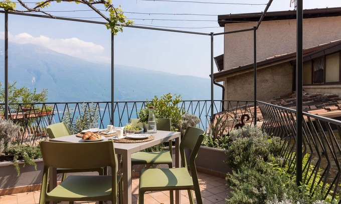 Gardola Apartment | Rustico Minichèto -La Vigna: lovely apartment wit lake view balcony