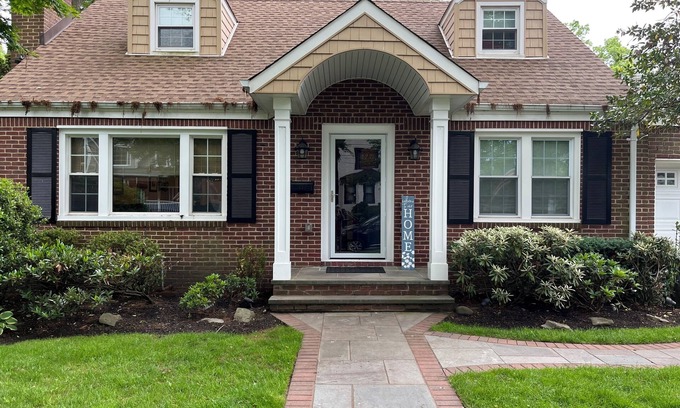 Merrick House | RYDER CUP ENTHUSIASTS: 11 miles from Bethpage Black. Spacious 4 bedroom home.