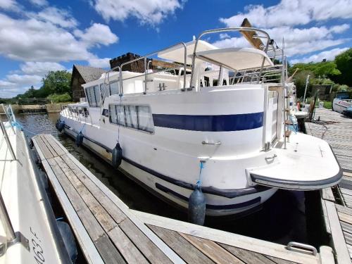 Chenille-Change Boat Rental | Séjour vintage à bord d'une péniche à Chenillé-Champteussé, 8-10 pers, grand espace extérieur - API-1-46-12