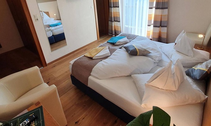 Seeboden Cottage | Süd - See Zimmer Zedernplatz mit Balkon - Gästehaus Bärwald