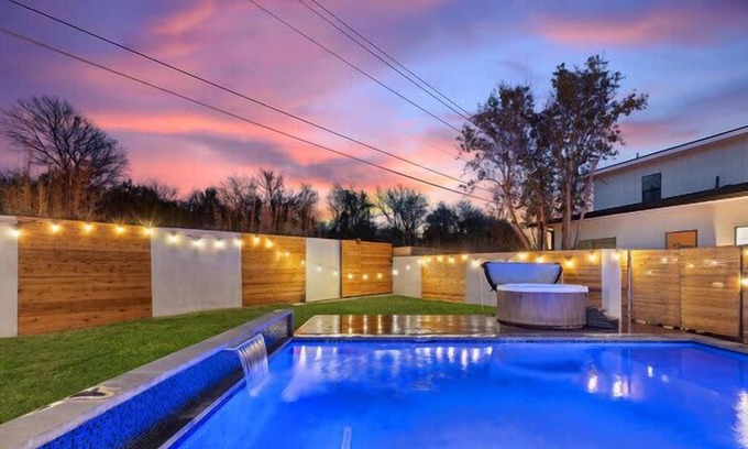 South Manchaca House | S. ATX Paradise-Pool, Hot Tub & Ping Pong!