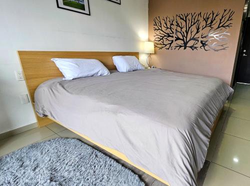 Ciudad Lopez Mateos Apartment | S04 SUITE CON CAMA KING SIZE Premium Frente al TEC CEM con Cocineta WiFi Balcón Parking Terraza