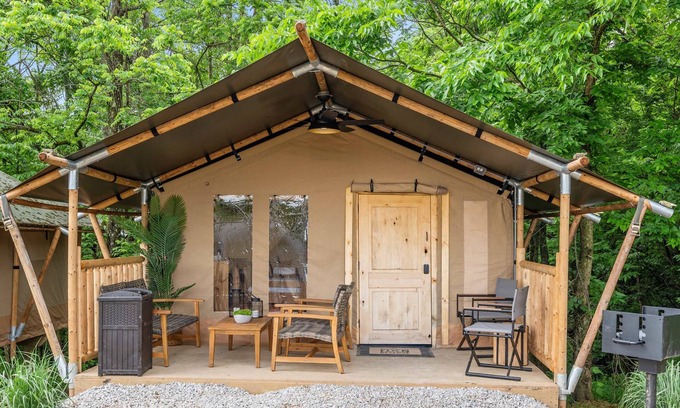 Williamstown RV Rental | Safari Tent F at Eden Reserve - Near Ark