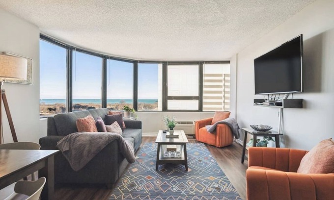 South Loop Condo | Safe Dtown Park VIEWS| Mich Ave, Museums 2bd/2ba