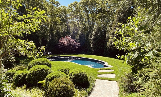 Sag Harbor House | Sag Harbor Sleeps 10 …5 min drive to town.