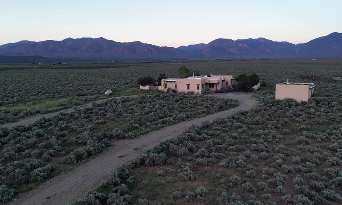 El Prado House | Sage House - cozy adobe, incredible views, hot tub