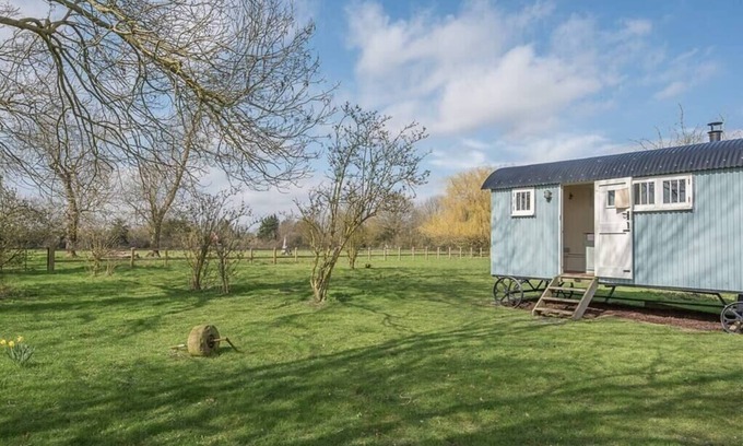 Framlingham Apartment | Sage Shepherds Hut at Boundary Farm, Framlingham