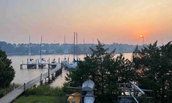 Oriental Apartment | Sailor’s Choice @ Blackwell Point Marina. Pet friendly & boat slips available!