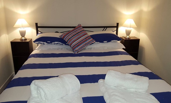 Lota House | Sailors Rest - 50m to Water front - Sleeps 8