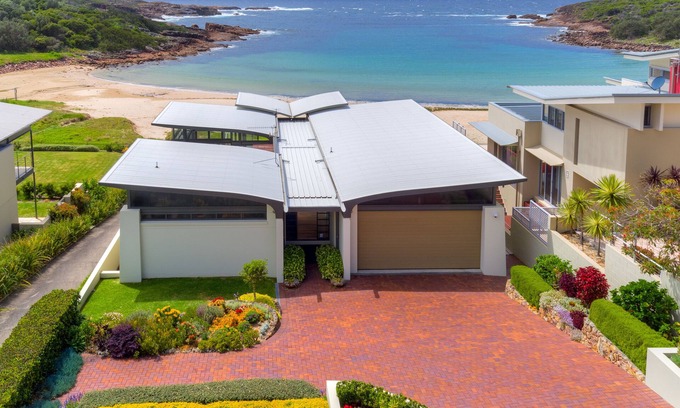 Boat Harbour House | Sails on the Beachfront is the ultimate contemporary, luxurious.