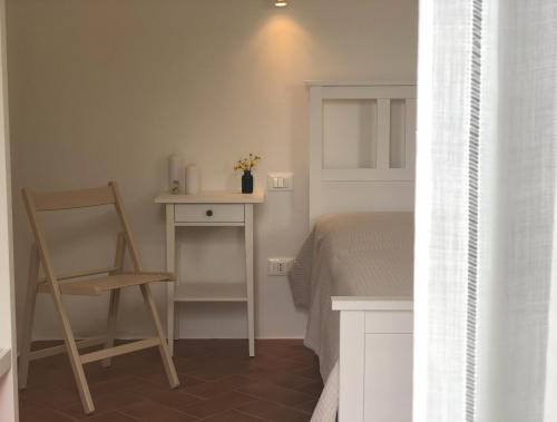 Santo Stefano di Magra House | Saint Roch - camera privata con bagno - vista su giardino - colazione