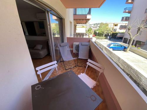 Sainte-Maxime Apartment | Sainte-Maxime : Studio cabine avec piscine, parking, climatisation et terrasse - FR-1-226-294