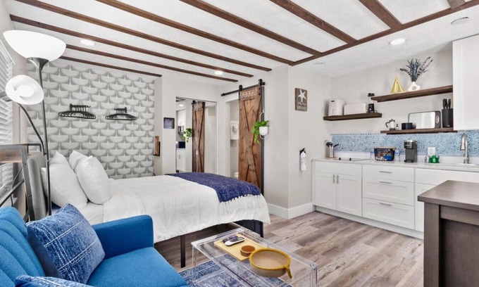 St. Pete Beach Apartment | Sala 3 - St Pete Beach Gem!