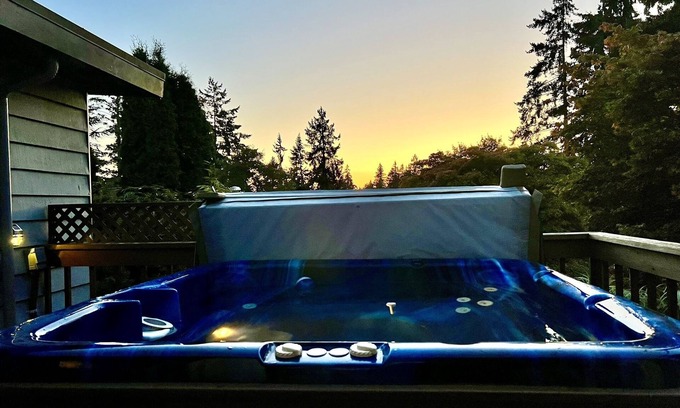 Edmonds House | SALE: Spacious family home wdeck, hot tub, fire pit; 5min to Ferry & Beach