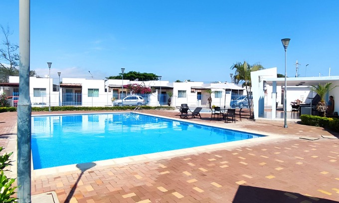 Salinas Villa | Salinas - Villa with patio - Private urbanization with security, near the boardwalk, WiFi.