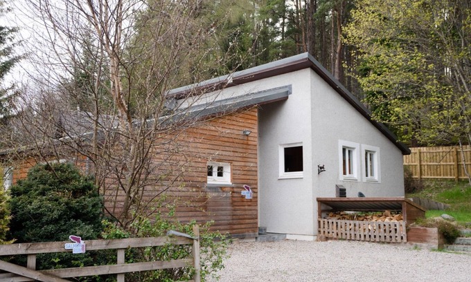Carrbridge Cottage | Salmon Run Lodge - a lodge that sleeps 6 guests in 3 bedrooms